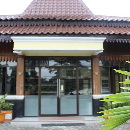 Simpang Tujuh Hotel Cepu Exterior foto