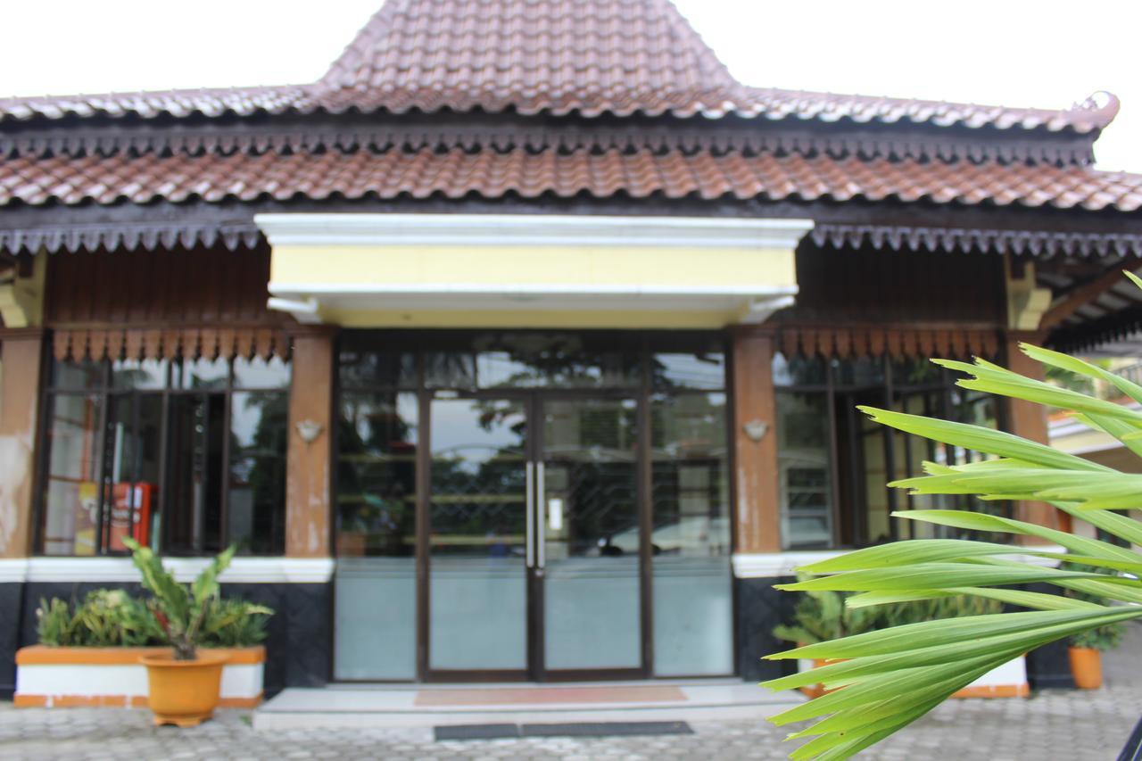 Simpang Tujuh Hotel Cepu Exterior foto