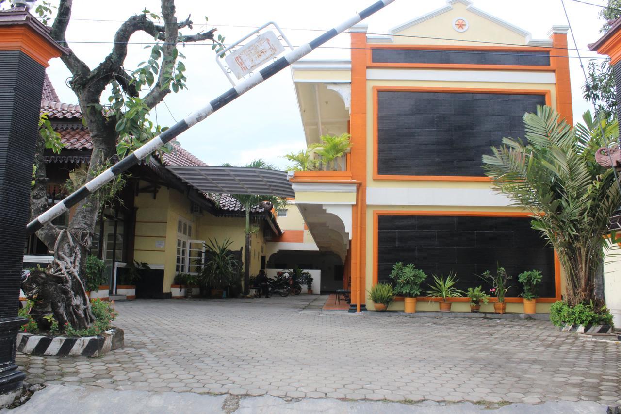 Simpang Tujuh Hotel Cepu Exterior foto