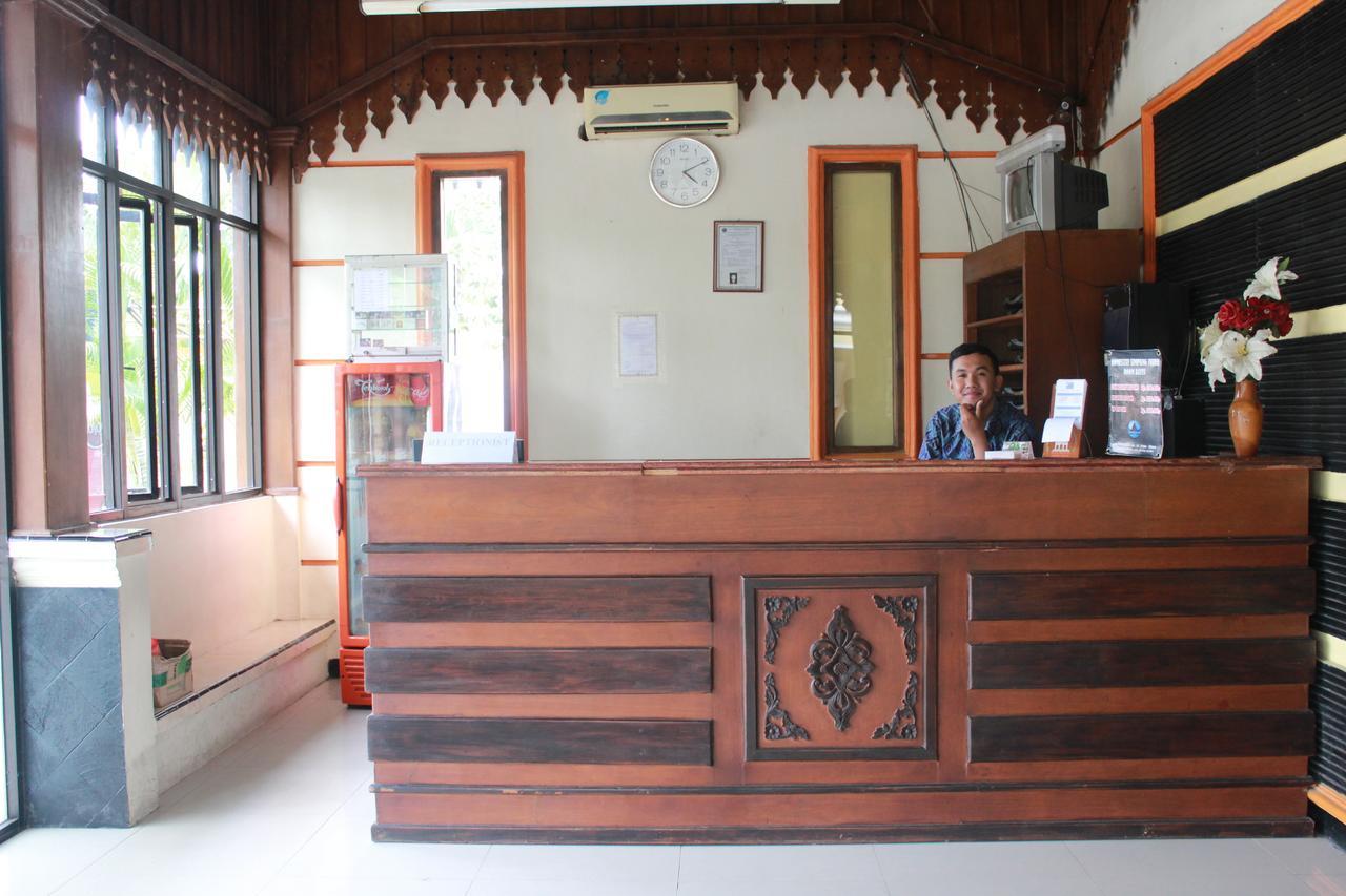 Simpang Tujuh Hotel Cepu Exterior foto