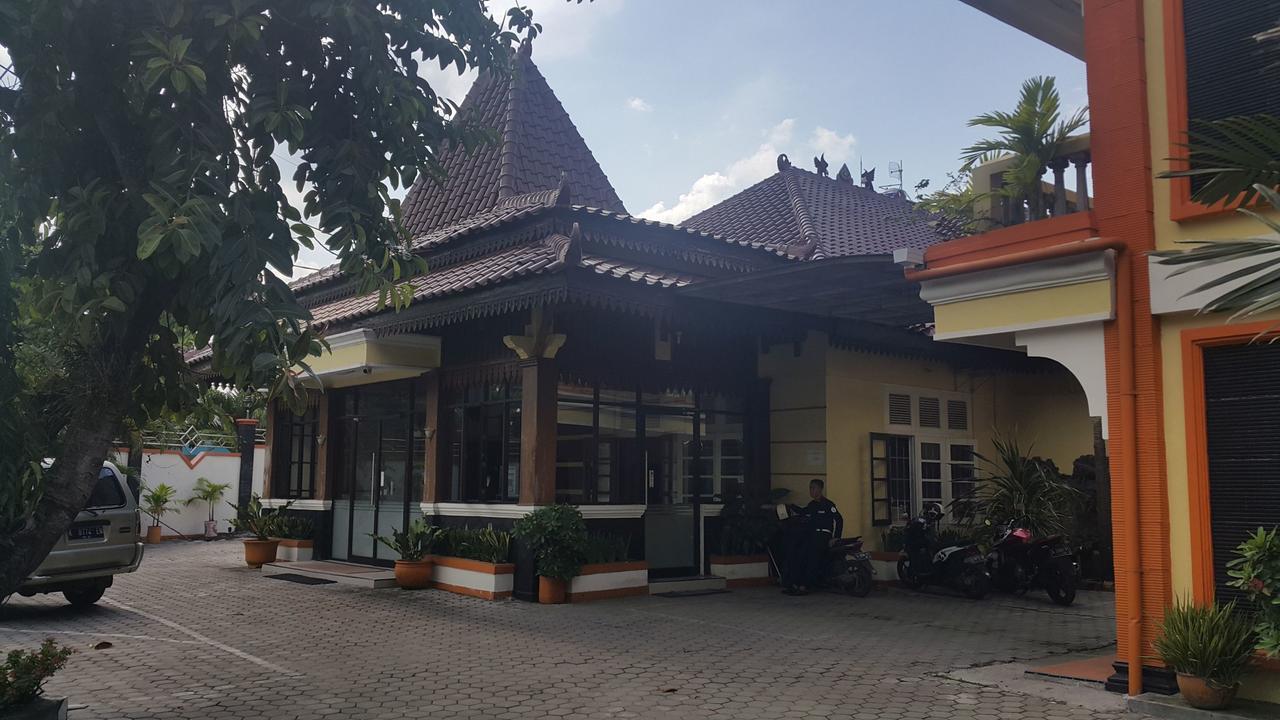 Simpang Tujuh Hotel Cepu Exterior foto