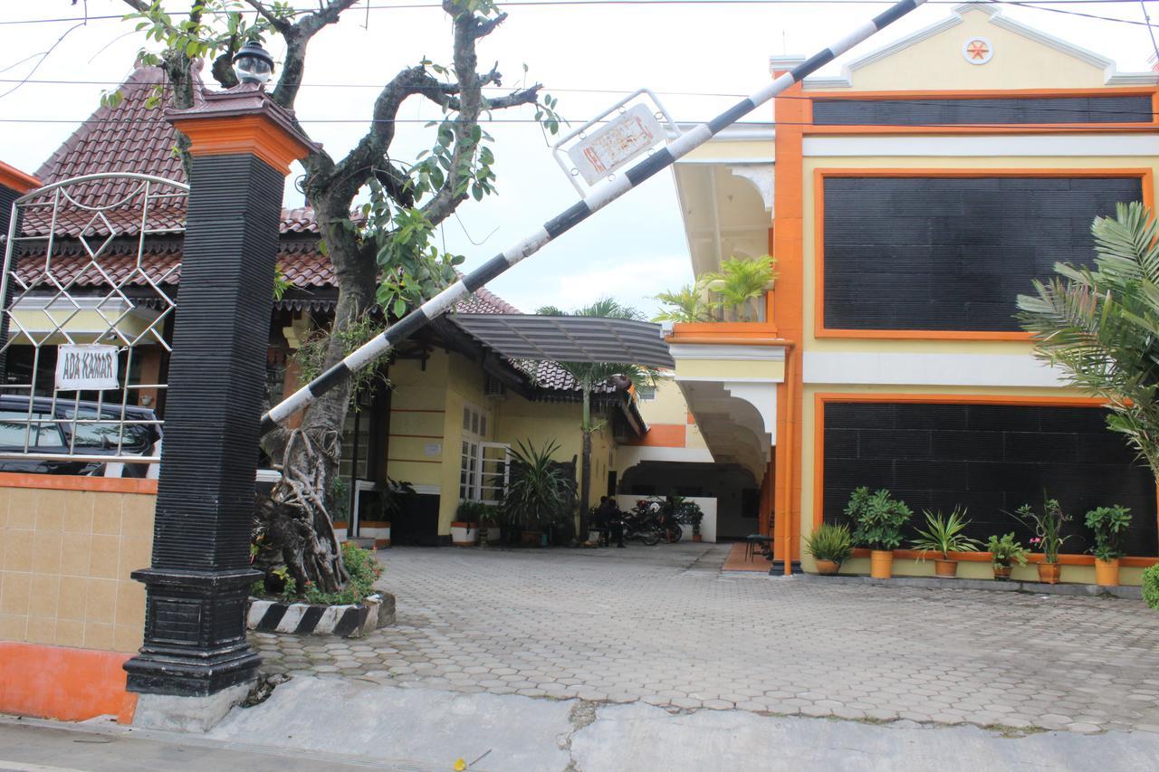 Simpang Tujuh Hotel Cepu Exterior foto