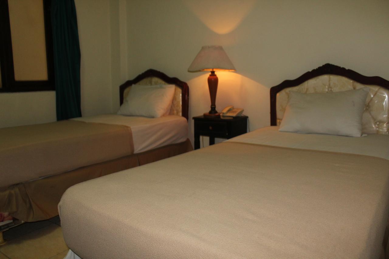 Simpang Tujuh Hotel Cepu Exterior foto